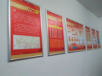 西安鋁合金邊框展板,定做施工現(xiàn)場標(biāo)牌,鋁合金開啟展板設(shè)計安裝